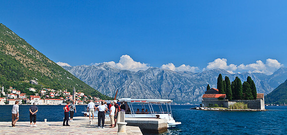 BOAT TO LADY OF THE ROCKS